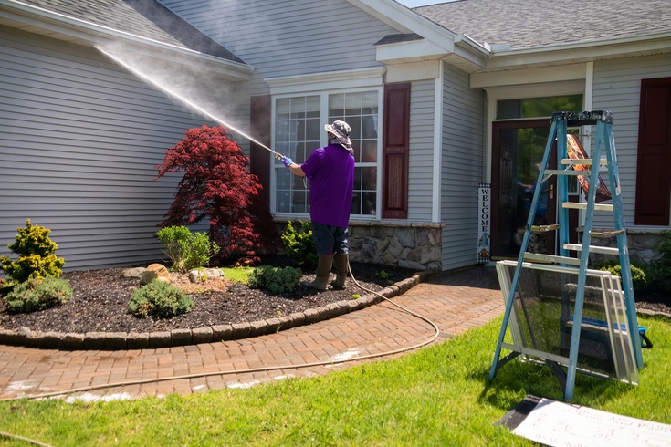 AdobeStock_583318384_purple_2_21 man power washing house in south bend